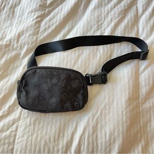 Lululemon belt black in black camo